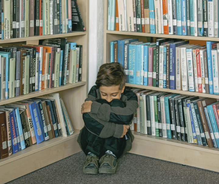 Erfahrung und unterschiedlichen wenn eine akute Kindeswohlge-Methoden, viel über spielerisches fährdung gegeben ist“, erklärt sie. Tun, kann man zum Kind durch-Dann meldet das Kinderschutzdringen und der Ursache auf den zentrum den Fall an die Bezirks-Grund gehen. Das Angebot richhauptmannschaft und der Behör- über den Eltern. Wenn die Kinder möchten, begleiten wir sie“, erklärt Wegscheider. Mobbing in sozialen Medien Die Problembereiche sind immer die gleichen, sie treten nur in unterschiedlichen Ausprägungen auf. „Ganz massiv haben sich die Mobbing-Fälle in Schulen gehäuft. Und sie treten auch immer frü-