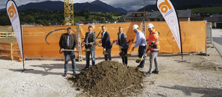 Spatenstich für 54 Wohnungen (v.l.n.r.): Bauamtsleiter Hannes Mayer, NAbg. Andreas Kühberger, Bürgermeister Thomas Reingruber, Vorstand Mario Kleissner, Markus Mach und Markus Komatz.