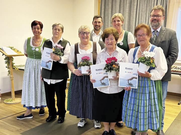 Die Geehrten mit Obfrau Anette Schweiter (links), Bürgermeister Franz Zach (rechts) und Georg Jillich (Mitte hinten). Foto: o.K.