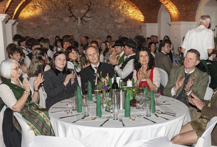 Rund 280 Jagdinteressierte besuchten den 5. Jägerball in Stainach. Foto: Schiestl
