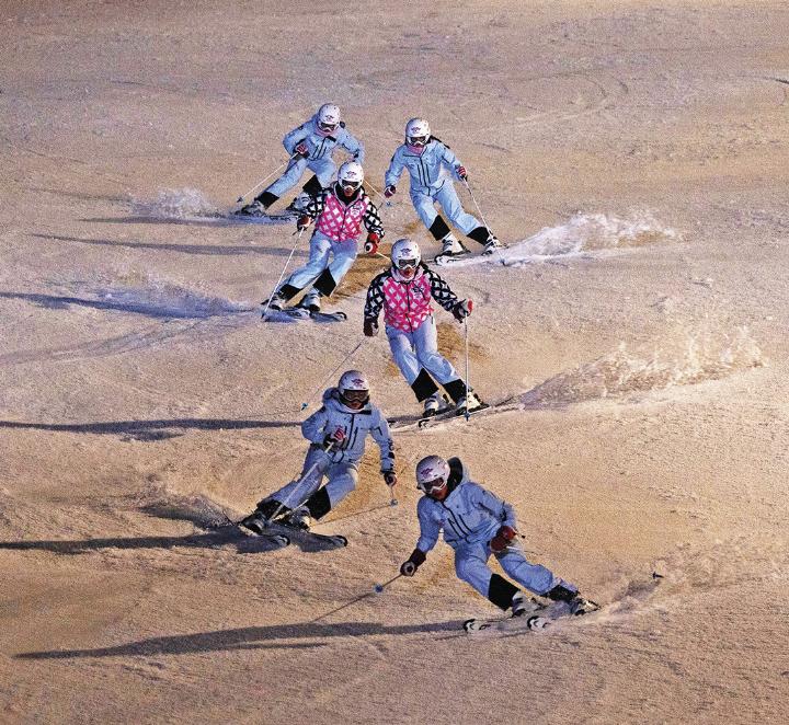 Formationsskifahren auf höchstem Niveau: 6er-Teams begeistern mit Synchronität und kreativen Choreografien.

Foto: M. Simonlehner