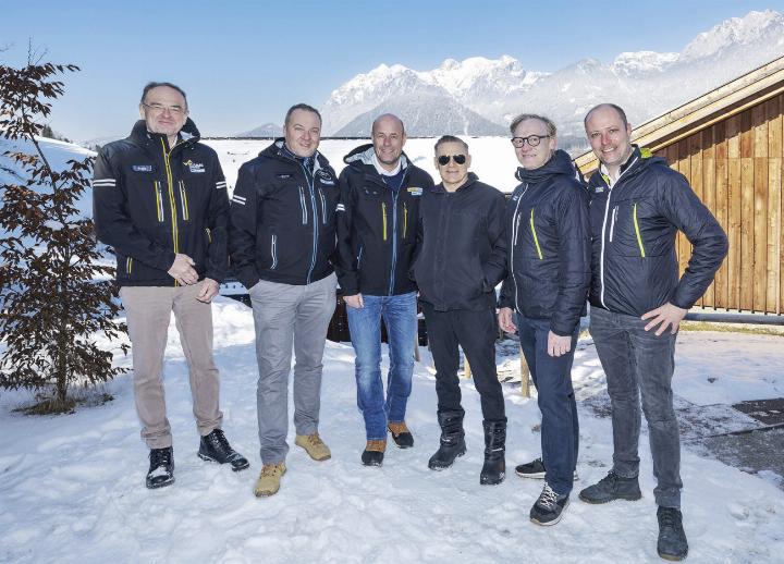 Im Foto: Bryan Adams mit Georg Bliem (Planai-Hochwurzen-Bahnen), Daniel Berchthaller (Reiteralm-Bergbahnen), Klaus Hofstätter (Hauser Kaibling) sowie Andreas Keinprecht und Mathias Schattleitner (TVB Schladming-Dachstein).
Foto: Harald Steiner