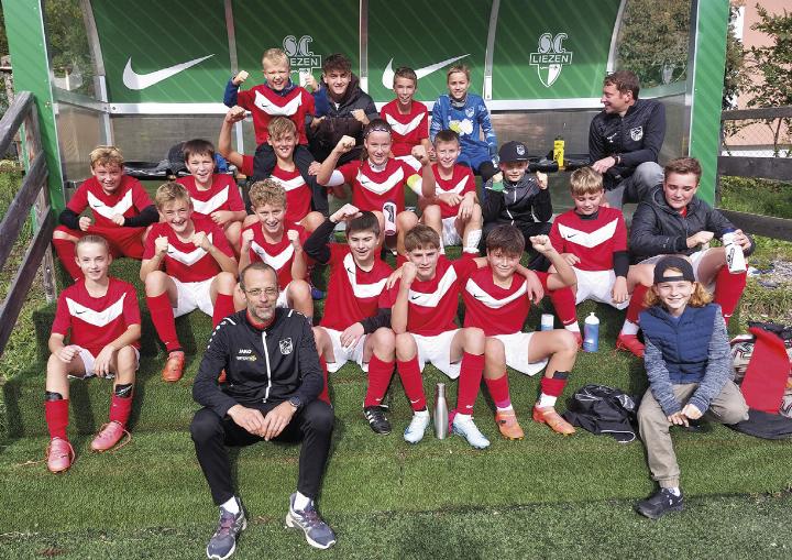 Die U14-Mannschaft des FC Gaishorn mit Trainer Gerald Simbürger (vorne) blieb mit dem 2:1-Auswärtssieg gegen SC Liezen dem Führungsduo auf den Fersen. Foto: FC Gaishorn