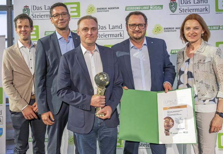 Gewinner der Rubrik „Industrie und Wirtschaft“: Daniel Fankhauser (Siemens AG Österreich), Christoph Guster, Rene Horner und Stefan Wallmann (MACO Produktions GmbH) mit Rubrikpatin Landesrätin Simone Schmiedtbauer (v.l.). Foto: Johannes Gellner