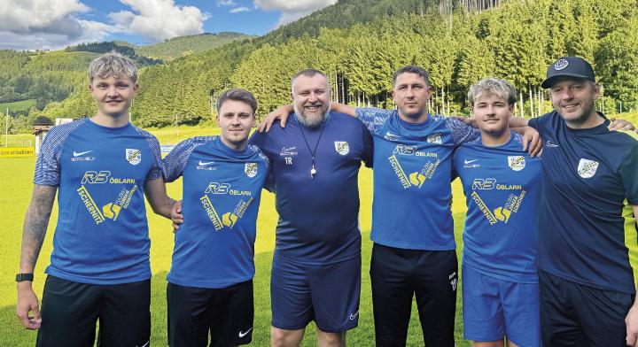 Die Neuzugänge des FSV Öblarn mit Neo-Trainer Nikola Tokic und dem sportlichen Leiter Jürgen Stoiber (rechts). Foto: FSV Öblarn