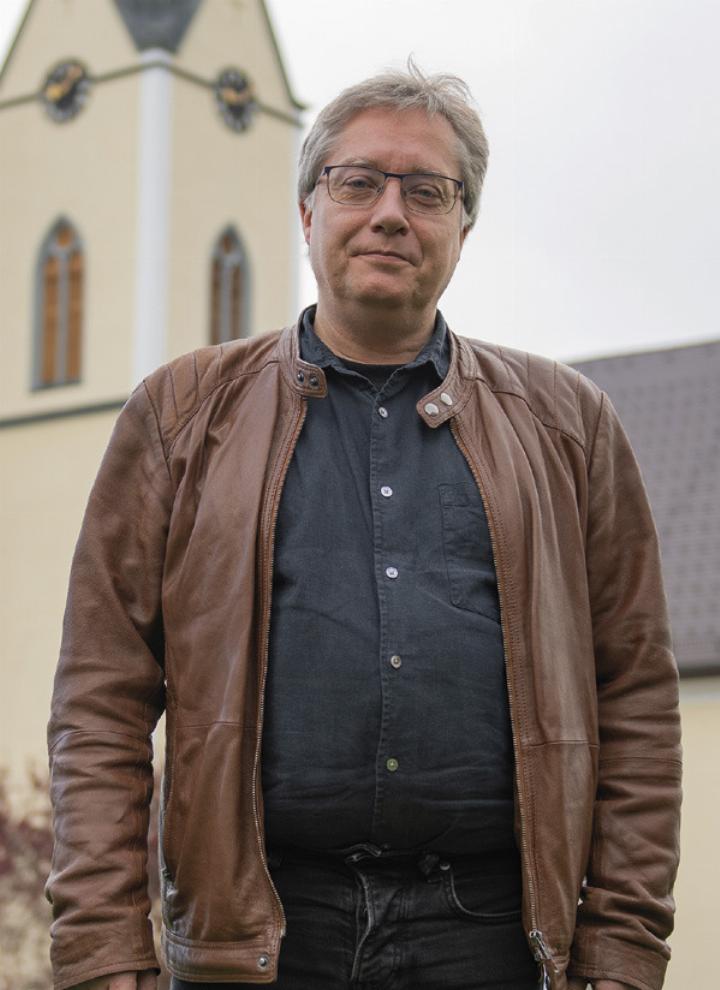 André Manke ist seit Anfang September evangelischer Pfarrer in Gröbming. Sein Erkennungsmerkmal auf der Straße ist die Lederjacke. 
Foto: Ennstaler