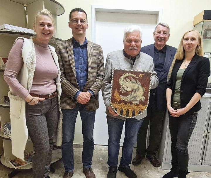 Die Preisträgerinnen Marietta Sulzbacher und Romana Rojer mit den Prüfern Martin Parth und Josef Hasitschka sowie Karl Hödl im  Stadtarchiv Liezen. 
Foto Hasitschka