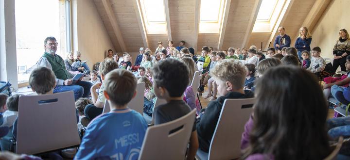 Bürgermeister Franz Zach las den Kindern aus seiner Gemeinde vor.