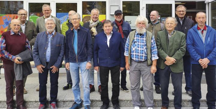 Einstige Schüler der Mittelschule Schladming drückten bei ihrem Klassentreffen nach 60 Jahren noch einmal die Schulbank. Foto: Stocker/Lauda