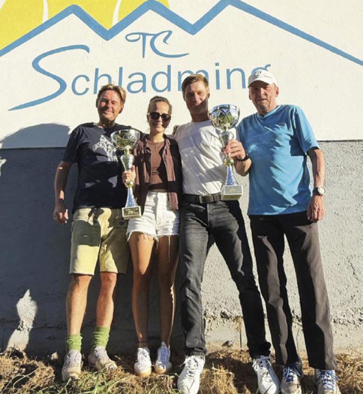 Die Sieger Markus Stroblmair, Elisa Danklmaier und Jürgen Kandlbauer mit Sportwart und Turnierleiter Manfred Schütter.

Foto: o. K.