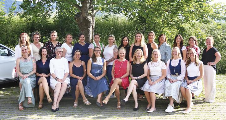 Absolventinnen Kolleg für Elementarpädagogik:

Berger Jasmin, Berger Julia, Boniakowski Tamara, Bröckel Sabine, Feuchter Heike, Grahic Amela, Gstir Johanna, Hofer Christina, Maxones Hazreta, Menneweger Elisa, Menyhay Melanie, Ogertschnig Sandra, Plank Denise, Pötsch Daniela, Schlömmer Karina, Schmid Yvonne, Schwab Margit, Schweiger Bianca, Segl Sabine, Zeiringer Irene.