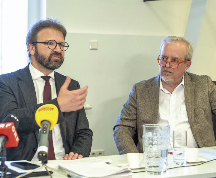 Der Geschäftsführer der Gesundheit Österreich GmbH, Herwig Ostermann, und Michael Thalhammer, chirurgischer Leiter des ZAM (v.l.), präsentierten den Bericht der Expertenkommission. Der Geschäftsführer des Gesundheits- und Sozialfonds Niederösterreich, Volker Knestel, war digital zur Pressekonferenz zugeschalten.
Foto: Land Steiermark