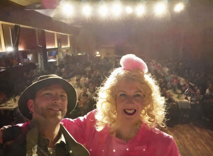 Klaus Baumschlager (li.) und Eveline Glanzer (re.) in einer ihrer Glanzrollen. Foto: Kabarettrunde Rottenmann