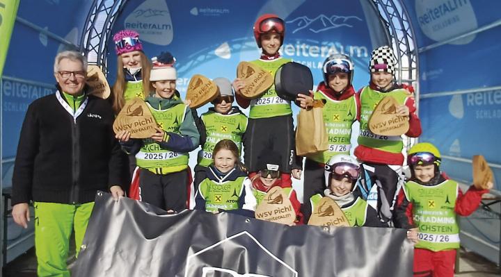 Bezirksreferent Rainer Angerer mit den Führenden im Grünen Trikot: Mia Danklmaier, Lias Perner, Sophie Seebacher, Luis Kornberger, Dora Günther, Leon Perner, Elena Mia Panhofer, Kilian Pinggera, Tabea Schwaiger, Luis Reiter. Foto: o.K.