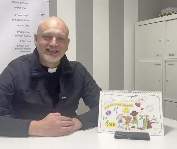 Frieden, Lachen, Liebe: 800 verkaufte Kalender helfen, medizinische Hilfe in Anspruch nehmen zu können. Am Foto: Vikar Dr. Piotr Zelazk. 
Foto: o.K.