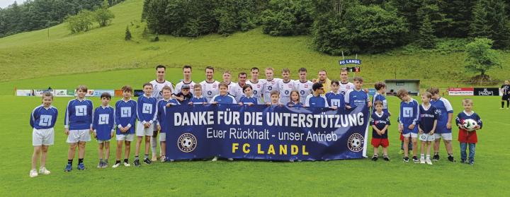 Die Mannschaft des FC Landl bedankte sich nach dem 2:1-Sieg gegen Gaishorn bei ihren Fans für die treue Unterstützung. Foto: FC Landl