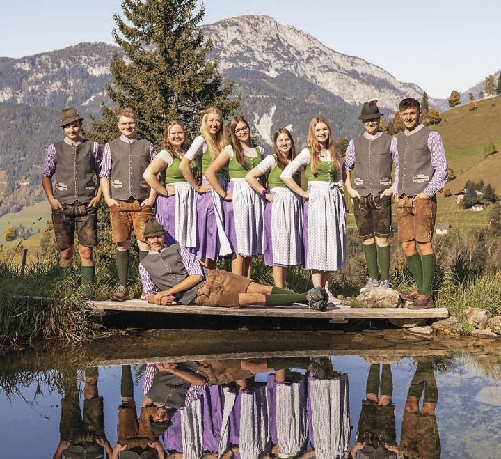 In Lila-Grün präsentiert sich die Landjugend Haus. Morgen, Samstag, wird ausgelassen gefeiert. Foto: LJ Haus
