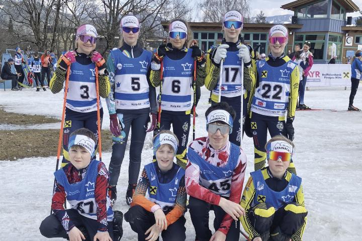 Stainachs Mädchen (hinten) sind die besten Österreichs im Langlauf. Das Burschen-Team (1. Reihe) landete auf Platz 7. Foto: Michael Greimel