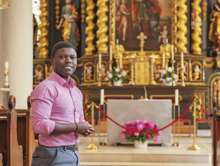 Als Geistlicher könne er noch besser für die Menschen da sein, sagt Innocent. Dieser Gedanke hat ihn dazu bewogen ins Priesterseminar zu gehen, anstatt Medizin zu studieren. Foto: Ennstaler