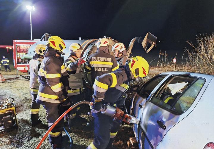 Hand in Hand arbeiteten die Admonter Feuerwehren die Übungsszenarien ab.

Foto: OLM Julian Butter