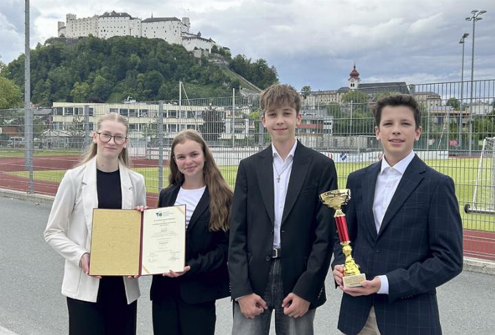 Valentina Tatzreiter, Johanna Pitzer und Florian und Michael Ranninger (von li) nahmen den Sonderpreis in Salzburg entgegen.