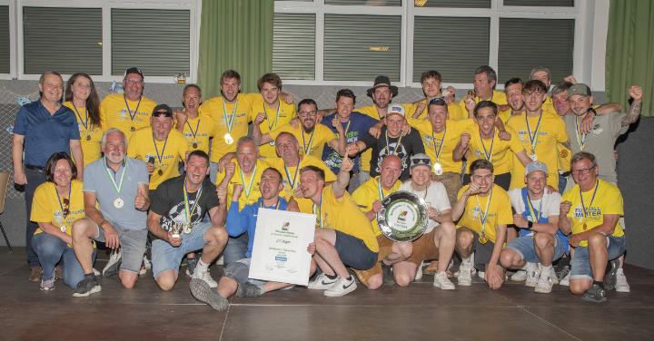 Die Freude bei der Mannschaft des SV Aigen über den Meistertitel in der 1. Klasse Enns und dem damit verbundenen Aufstieg in die Gebietsliga Enns war natürlich groß. Foto: SV Aigen