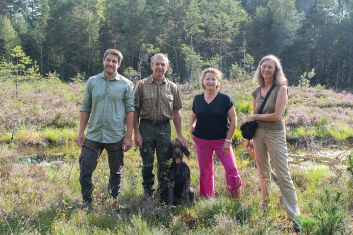 Grundeigentümer Hubert und Willibald Goldberger, Umweltlandesrätin Ursula Lackner, Regionalstellenleiterin Naturschutzbund Karin Hochegger. Foto: Ennstaler