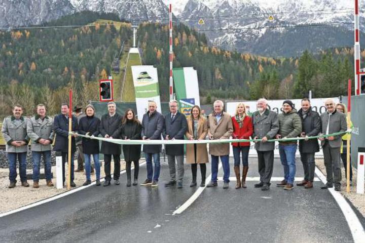 Vertreterinnen und Vertreter aus der Politik und dem Sport eröffneten gemeinsam mit beteiligten Baufirmen die neue Zufahrtsstraße. Foto: o.K.