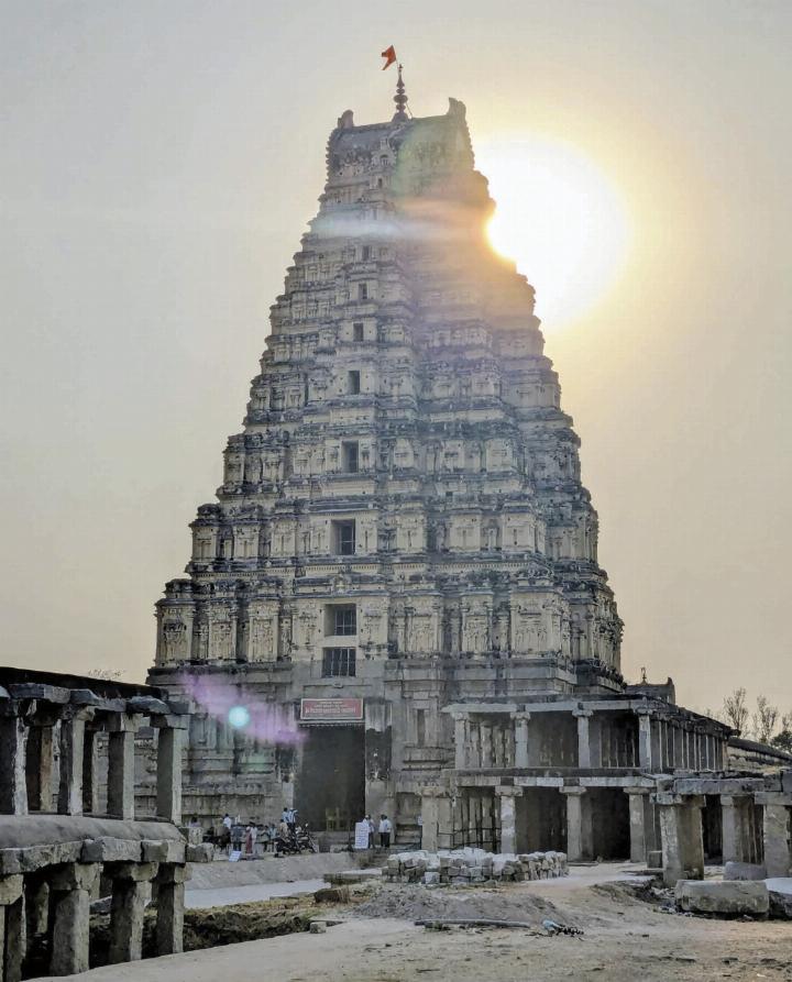 Der große Tempel fasziniert uns besonders – laut Aufzeichnungen wird er seit dem 7. Jahrhundert n.Chr. durchgehend verwendet.