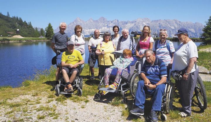 Die Aktion „Bergkameradschaft“ ist eine Initiative des Alpenvereins Haus im Ennstal, um Menschen mit Handicap durch gemeinsame Erlebnisse in die „Alpenvereinsfamilie“ einzugliedern. Der kürzlich stattgefundene Ausflug auf die Reiteralm war ein weiteres gelungenes Beispiel dafür, wie inklusiv und bereichernd das Miteinander in den Bergen sein kann. Mit der Gondel ging es hinauf auf die Reiteralm, um dort einen gemeinsamen Spaziergang um den See zu unternehmen. Nach einem Mittagessen in der Grasslhöh-Hütte bildete der Besuch beim Bankwirt mit Kaffee und Schaumrollen einen gelungenen Abschluss des Ausflugs.