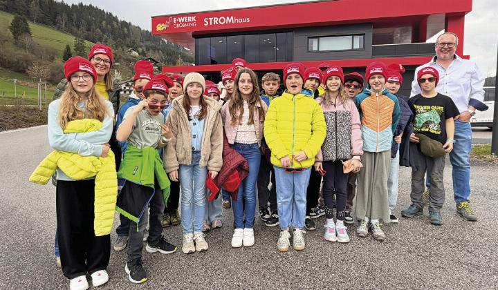Geschäftsführer Ernst Trummer (re.) mit Schülerinnen und Schülern der Volksschule St. Martin am Grimming.

Foto: VS St. Martin/Gr.