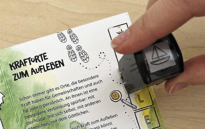 Der Sammelpass ist bei den Kraftorten sowie in allen Kirchen und Pfarrkanzleien des Seelsorgeraums erhältlich.