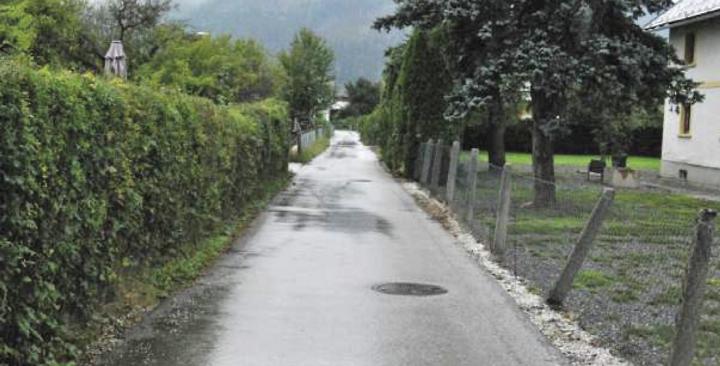 Kein Aufgraben ohne vollflächige Wiederherstellung der Asphaltdecke: Wie die Glasfaser die rund 50 Meter bis zur Grundstücksgrenze von Peter Reichmann gelangen soll, ist bislang unklar.