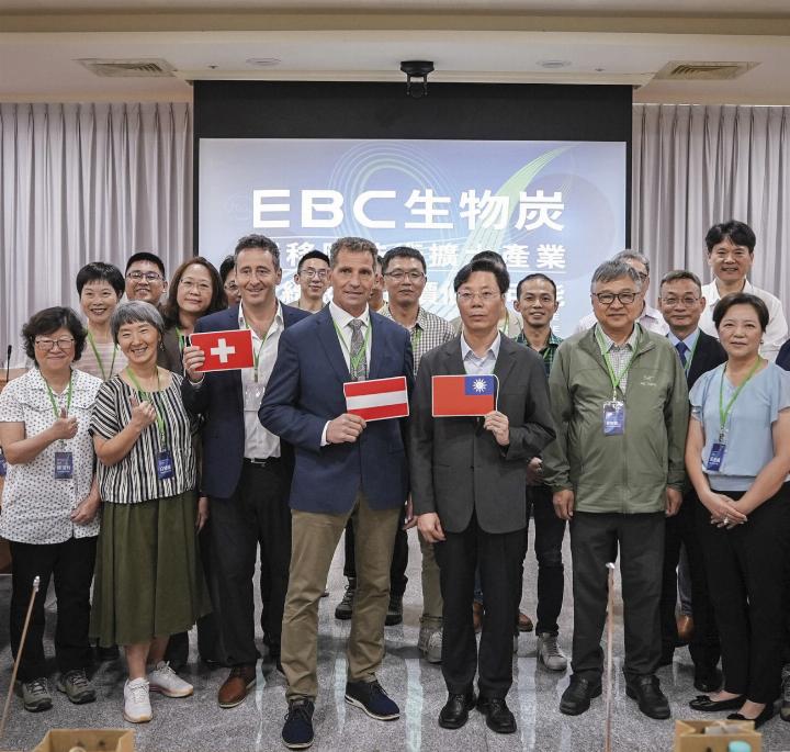 Teilnehmer an einer Pflanzenkohle-Fachtagung in Taichung (Taiwan) mit Ueli Steiner (mit Schweizer Flagge), Georg Gerharter (mit österreichischer Flagge), Wen-Fang Shih (stv. Generaldirektor des taiwanesischen Wissenschafts- und Technologierates, mit Flagge der Republik China/Taiwan). Foto: o.K.