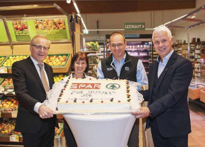 Schnitten die Eröffnungstorte an (von links): Landmarkt-GF Johannes Pauritsch, Marktleiterin Monika Kolb, Bernhard Kitzer und Spar-Landmarkt-Bereichsleiter Klaus Zlatnik. Foto: Ennstaler