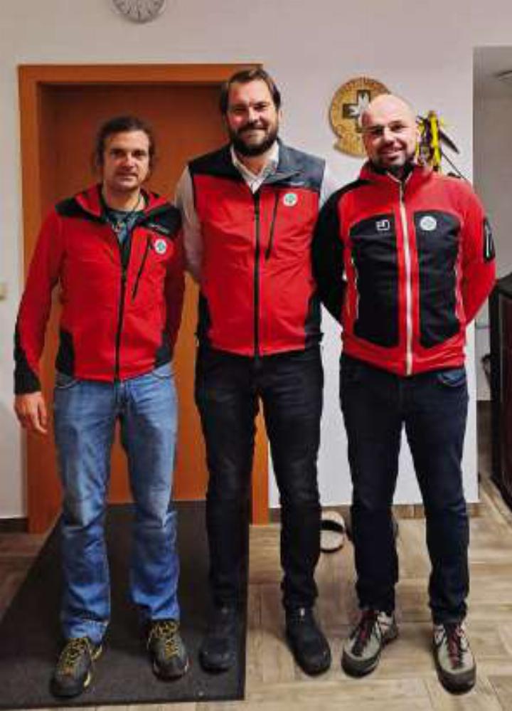 Landessleiter begrüßt die neuen Einsatzleiter: Andreas Aflenzer, Stefan Schröck und David Brandl (von links). Foto: © Bergrettung Steiermark