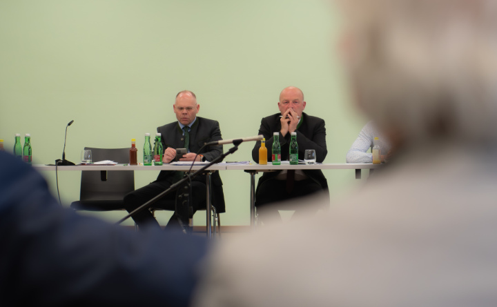 Bezirkshauptmann Nico Groger und Bürgermeister Hermann Trinker. Foto: Ennstaler