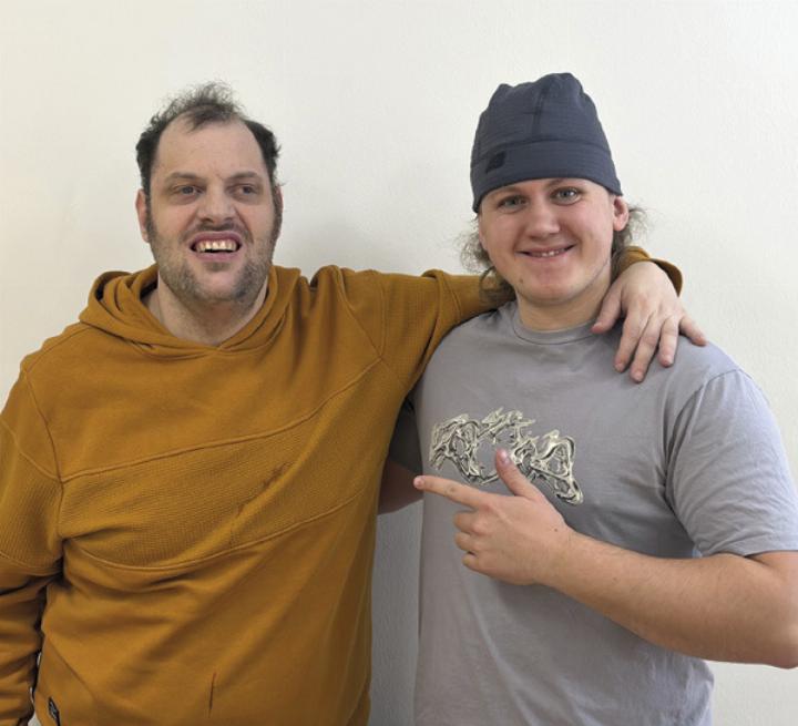 Zivildiener Paul Baumegger (re.) mit einem zu betreuenden Menschen.

Foto: Diakoniewerk Schladming