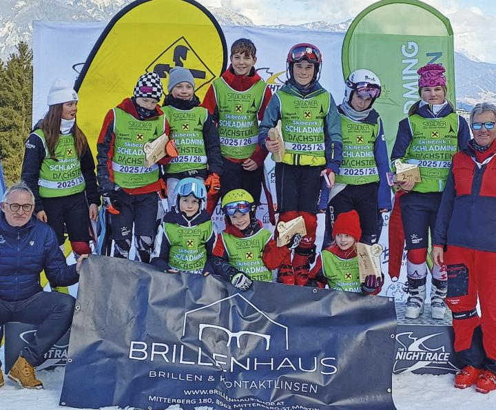 WSV-Schladming-Vorstandsmitglied Andreas Schwab (li.) und Bezirksreferent Rainer Angerer (re.) mit den Führenden des Skibezirkes I.