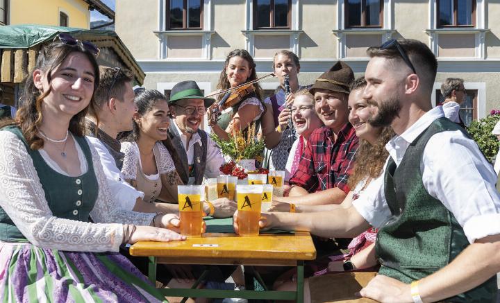 Tausende Gäste genossen die ausgelassene Feststimmung beim Aicher Kirtag. Foto: Harald Steiner