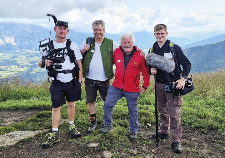 Wie schon bei der ersten Doku, stammt das Drehbuch großteils vom Historiker und Naturliebhaber Josef Hasitschka. Am Bild: Fredi Trinker und Josef Hasitschka (Mi.) mit dem Filmteam. Foto: locustmedia