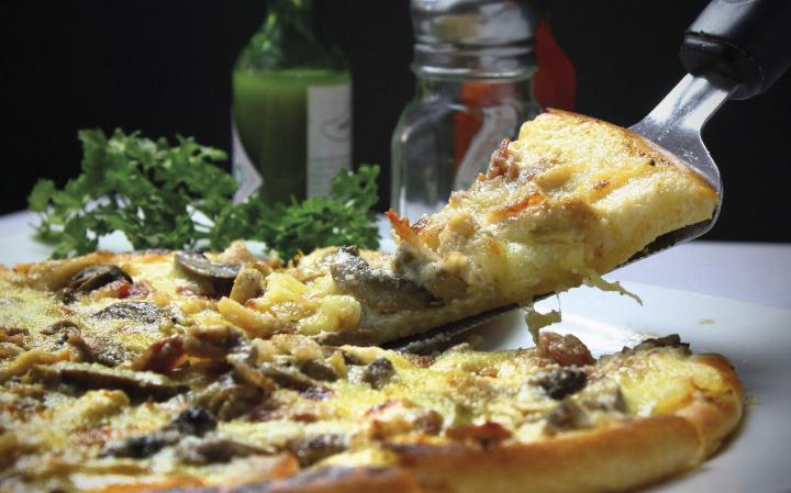 Der Glänz des Öls lässt die Pizza frisch wirken. Foto: Pixabay