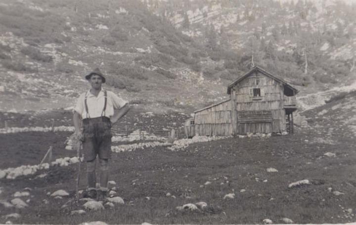 Rupert Aigner war Hirte in den Dreißigerjahren auf der Königreichalm. Seinen griesgrämigen Hüttenbucheinträgen verleiht Wolfram Berger eine Stimme im Hörspiel.