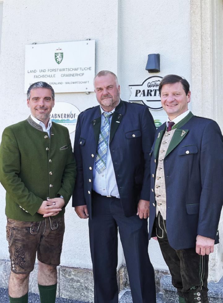 WKO-Regionalstellenleiter Christian Hollinger, Direktor der Landund Forstwirtschaftlichen Fachschule Grabnerhof Christian Forstner sowie der zuständige Landesschulinspektor Johannes Hütter.Foto: WKO-Regionalstelle Ennstal/Salzkammergut