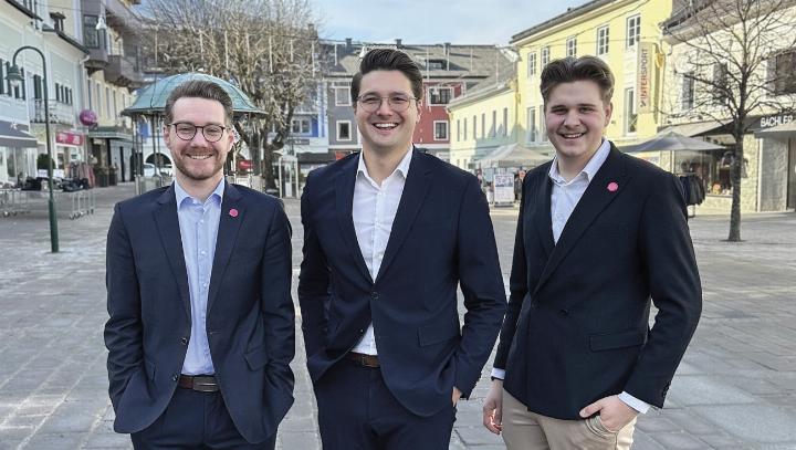 David Schmid, Kandidat in Schladming, Neos-Landessprecher Niko Swatek und Julian Zach, Kandidat in Irdning (von li.), sprachen über politische Ziele auf Gemeindeebene. Foto: Neos