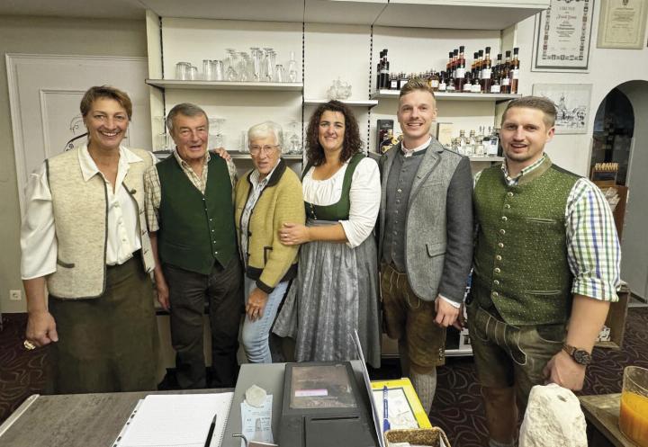 Eveline, Franz, Sylvia und Daniela Prenner mit Roland und Raphael Nerwein (v.l.) bei der Neueröffnung der beiden Unternehmen.