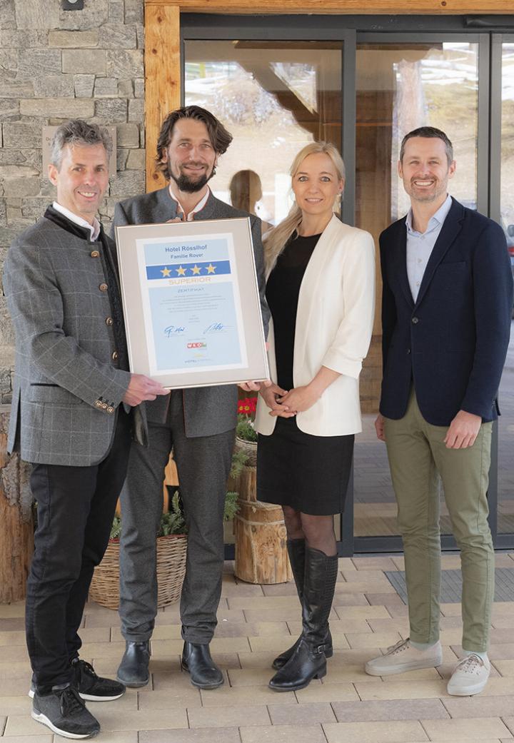 Bernd Pitteroff, GF Fachgruppe Hotellerie der WKO (li.) und Spartenobmann Alfred Grabner (re.) überreichten Thomas Royer und Birgit Royer-Fürnsinn die Auszeichnung für den Rösslhof. 

Foto: Steinfisch
