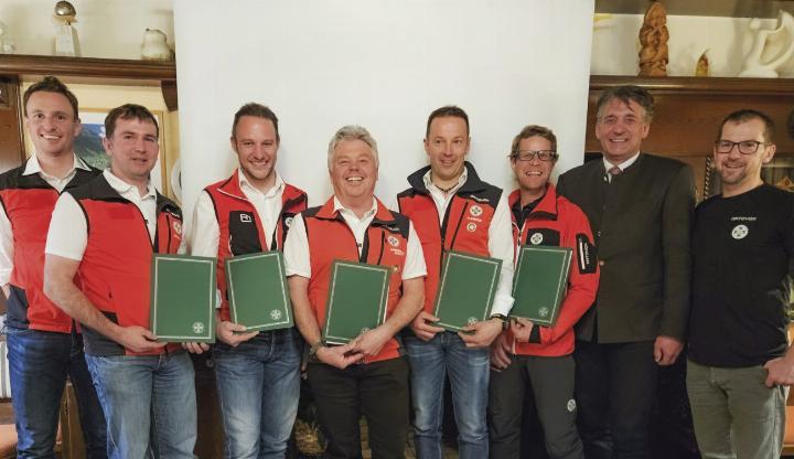 Ortsstellenleiter Lukas Stücklschweiger, Karl Pichler, Martin Hofer, Christoph Stücklschweiger, Norbert Pichler, Josef Zörweg, Bürgermeister Werner Schwab, Gebietsleiter Andreas Fischbacher.