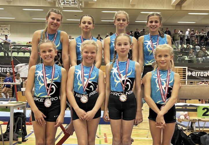 Die erfolgreichen Turnerinnen des ATV Schladming: Viktoria Perner, Linda Walcher, Greta Knauß, Marisol Röder (2. Reihe v.li.n.re.); vorne: Anthea Röder, Johanna Niederberger, Heidi Landl, Lotta Oberauer (v.l.n.re.).

Foto: ATV Schladming