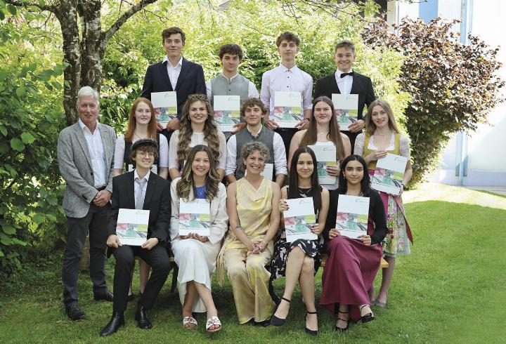 Von links nach rechts – 1. Reihe: Sophie Schaffer (guter Erfolg), Mattea Milusic, Ulrike Mayer (Klassenvorständin), Aleksandra Seatovic, Sabia Warraich (guter Erfolg); 2. Reihe: Schulleiter Helmut Rantschl, Esther Zamberger-Hollinger, Johanna Eingang (guter Erfolg), Lennart Haidl, Lena Moser (guter Erfolg), Johanna Hlebaina (guter Erfolg); 3. Reihe: Matteo Wimmer (guter Erfolg), Lorenz Graf, David Filipovic, Moritz Badura.